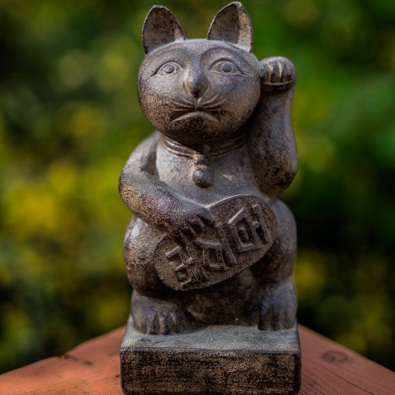 japanese lucky cat statue